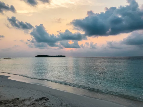 Fehendhoo Island Maldivler Yakınındaki Kumsal Üzerinde Okyanusa Beautyful Günbatımı — Stok fotoğraf