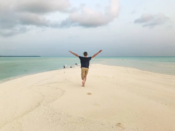 Ung Man Kör Längs Stranden Sandbank Maldiverna — Stockfoto