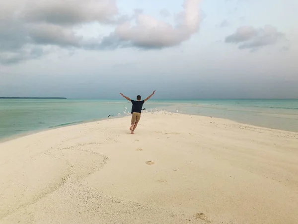 Ung Man Kör Längs Stranden Sandbank Maldiverna — Stockfoto