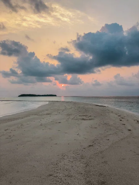 Fehendhoo Island Maldivler Yakınındaki Kumsal Üzerinde Okyanusa Beautyful Günbatımı — Stok fotoğraf