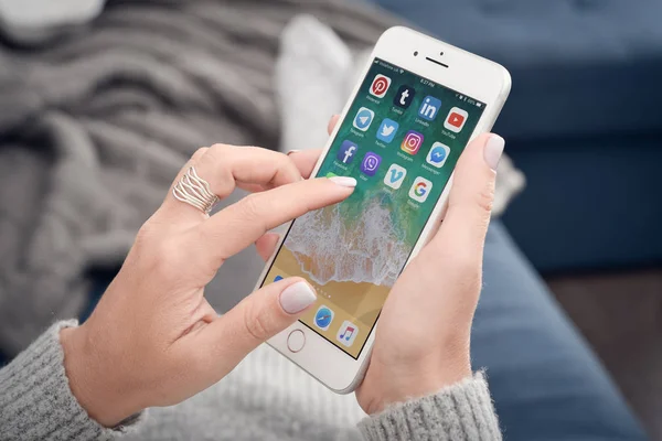 キエフ ウクライナ 2018 女性のアップル Iphone プラスを使用して画面上のソーシャル メディアのアイコン ソーシャル メディア 情報およびインターネットで人々 — ストック写真