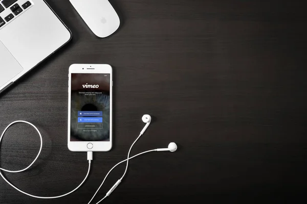 乌克兰基辅 2018年2月6日 Iphone 加在屏幕上的 Vimeo 应用程序在黑色桌面上的耳机 顶部视图 — 图库照片
