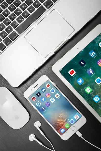 ソーシャル ネットワーク アプリ Macbook Ipad と上面の黒い机の上のヘッドフォンと画面上でキエフ ウクライナ 2018 Fabruary アップルの — ストック写真