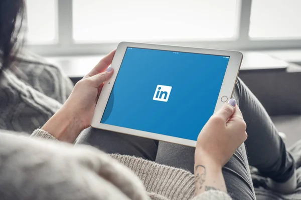 Kiev Ukrain Februari 2018 Kvinna Använder Linkedin Appen Helt Apple — Stockfoto