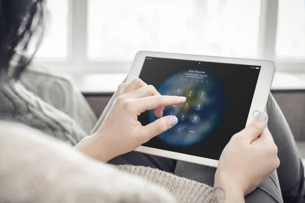 Kiev Oekraïne Februari 2018 Vrouw Met Een Gloednieuwe Apple Ipad — Stockfoto