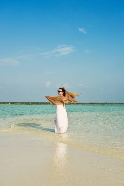 Bir Kumsal Üzerinde Maldivler Güneşli Gün Yürüyüş Beyaz Elbiseli Kız — Stok fotoğraf