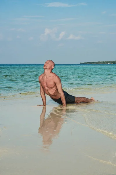 Ung Man Gör Yoga Asana Sea Beach Maldiverna — Stockfoto