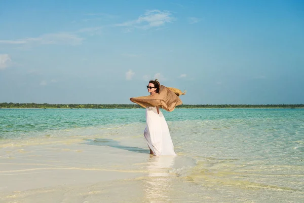 Meisje Witte Jurk Lopen Een Zandbank Zonnige Dag Maldiven — Stockfoto