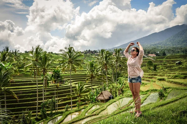 Piękna Kobieta Patrząc Piękne Tegallalang Tarasach Bali Indonezja — Zdjęcie stockowe