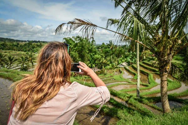 Femme Prend Des Photos Avec Smartphone Sur Terrasse Riz Dans — Photo