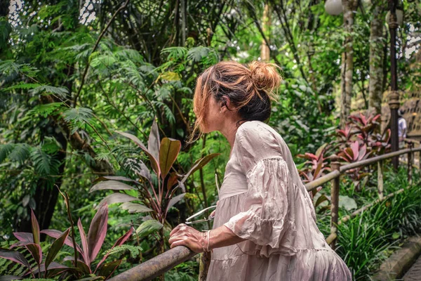 ジャングルの景色を楽しみながら美しい女性 — ストック写真