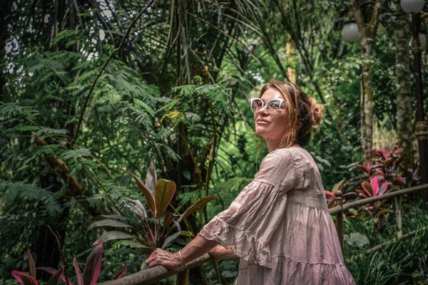 Mulher Bonita Desfrutando Vista Selva Bali Indonesi — Fotografia de Stock