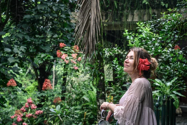 Piękna Kobieta Widokiem Dżunglę Bali Indonezja — Zdjęcie stockowe