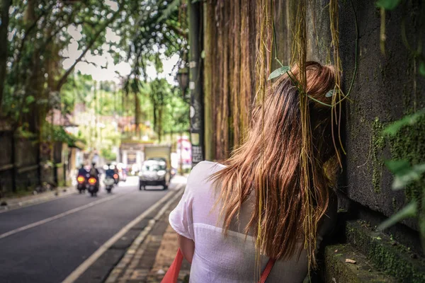 Mulher Bonita Viajante Andando Longo Estrada Ubud Bali Vista Traseira — Fotografia de Stock