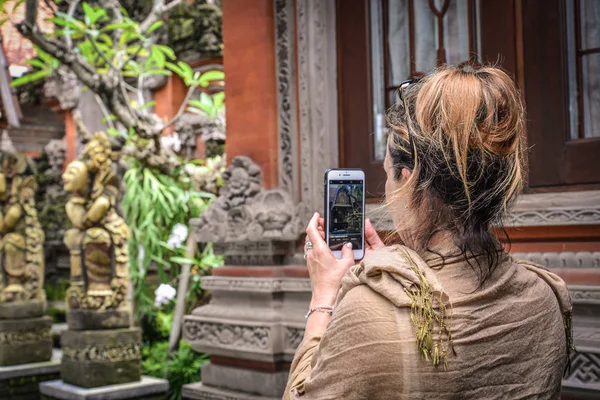 Bali Indonezja Stycznia 2018 Kobieta Obraz Smartfonem Zewnątrz Ulicach Bali — Zdjęcie stockowe