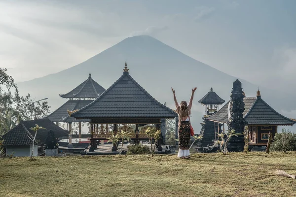 インドネシア バリ島ブサキ寺院の近くの女性 Penataran アグン ルンブヤン バリスタイル アグン火山の観点から古いものと有名な寺 — ストック写真