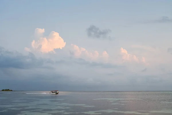 Sunrise Deniz Tekne Üzerinde Bulutlar Maldivler Üzerinde Kişi Ile Mavi — Stok fotoğraf