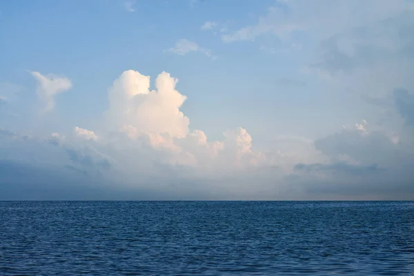 Blauwe Hemelachtergrond Met Wolken Zonsopgang Zee Malediven — Stockfoto