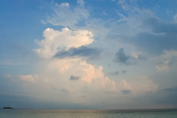 Fondo Cielo Azul Con Nubes Amanecer Maldivas — Foto de Stock