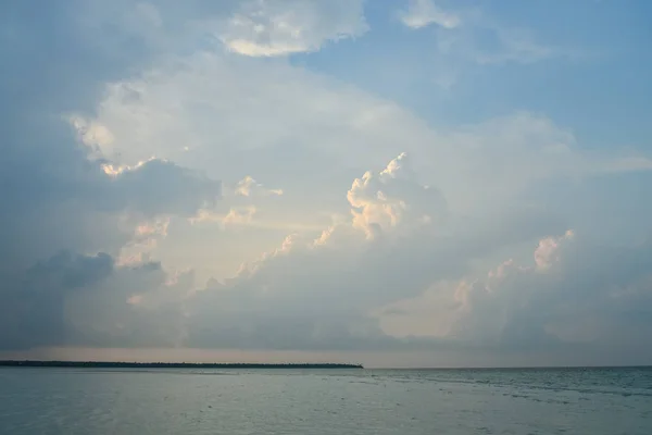 Fondo Cielo Azul Con Nubes Amanecer Mar Maldivas — Foto de Stock