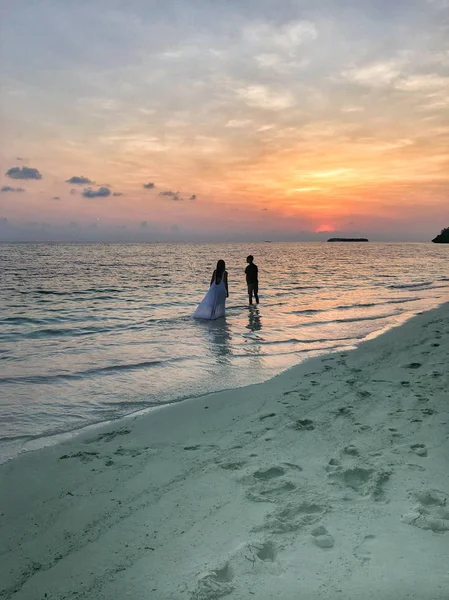 Bilden Två Personer Kärlek Vid Solnedgången Fehendhoo Island Maldiverna — Stockfoto