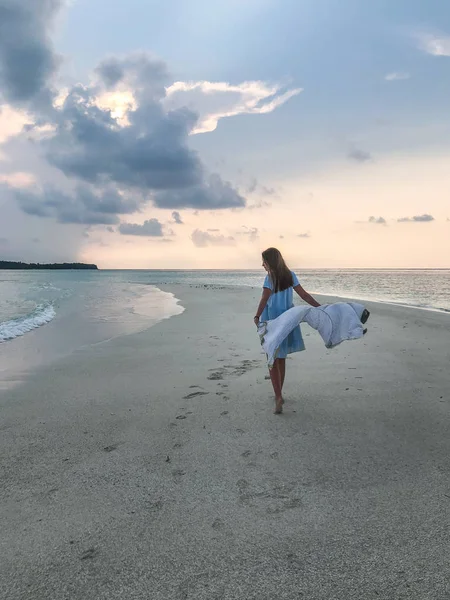 Ung Flicka Stranden Vackra Solnedgången Fehendhoo Island Maldiverna — Stockfoto