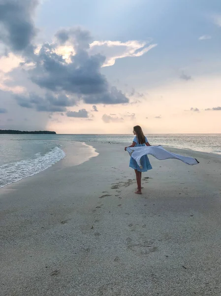 Молодая Девушка Пляже Красивом Закате Острове Fehendhoo Мальдиве — стоковое фото