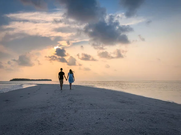 Obraz Dwóch Ludzi Miłości Zachodzie Słońca Fehendhoo Island Malediwy — Zdjęcie stockowe