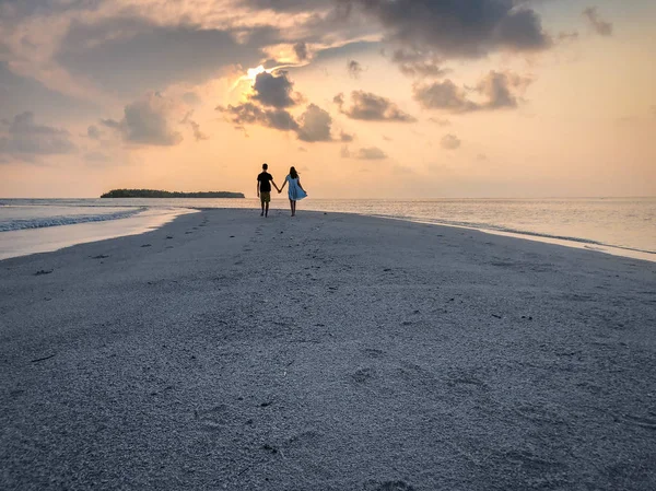 Bilden Två Personer Kärlek Vid Solnedgången Fehendhoo Island Maldiverna — Stockfoto