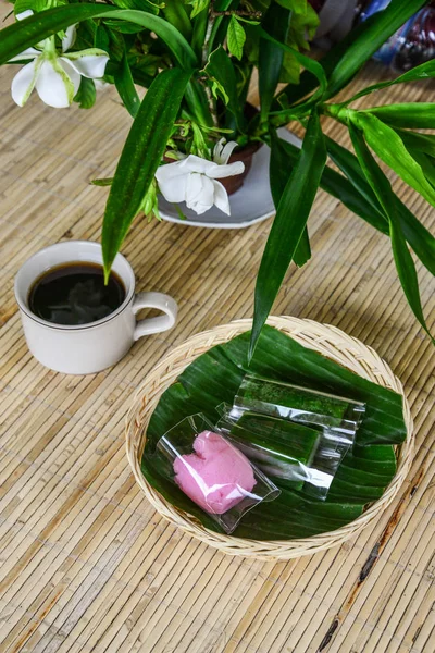 Настоящие Балийские Сладости Рисовой Муки Чашкой Чая — стоковое фото