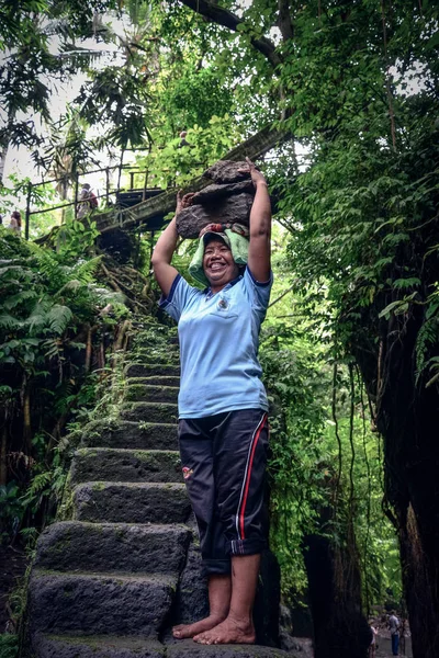 インドネシア 2018 バリ女性の作品はせっせとバリの自然石の抽出 彼女を運ぶ石の採石場から彼女の頭の上 — ストック写真