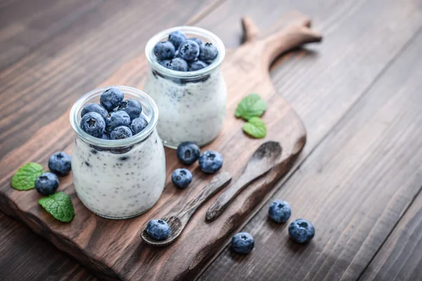 Chia Tohum Vanilyalı Puding Böğürtlenli Ahşap Arka Plan Vejetaryen Yemek — Stok fotoğraf