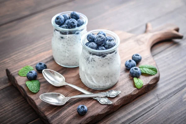 Chia Tohum Vanilyalı Puding Böğürtlenli Ahşap Arka Plan Vejetaryen Yemek — Stok fotoğraf