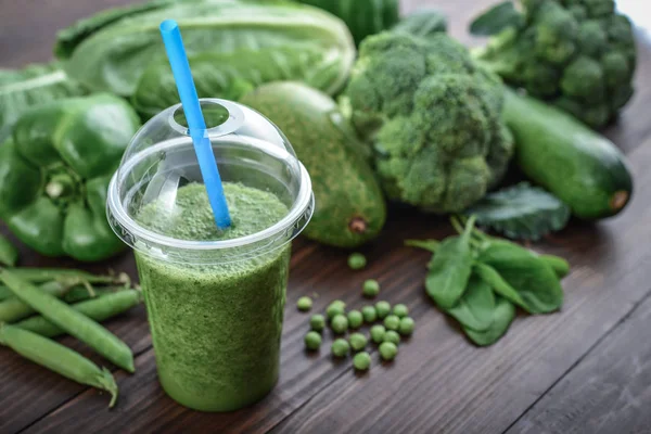 Blended Green Smoothie Plastic Cup Ingredients Wooden Table — Stock Photo, Image