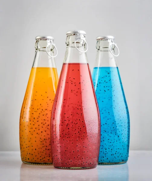 Летний Разноцветный Освежающий Напиток Бутылках Семенем Базилика Фруктовым Соком Светлом — стоковое фото