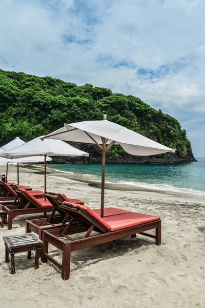 Beach Lounge Stoelen Met Paraplu Het Witte Zand Strand Buurt — Stockfoto