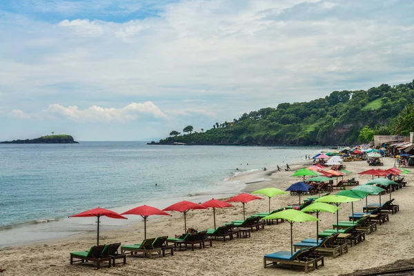 Bali Indonesië Januari 2018 Volkeren Ontspannen Tropisch Strand Bali Buurt — Stockfoto