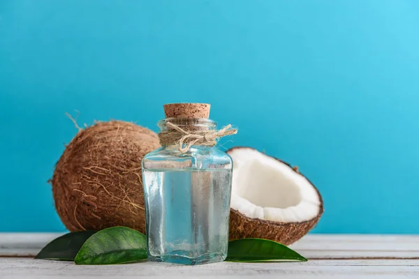 Kokosöl Mit Frischer Kokosnuss Für Alternative Therapie Auf Blauem Hintergrund — Stockfoto