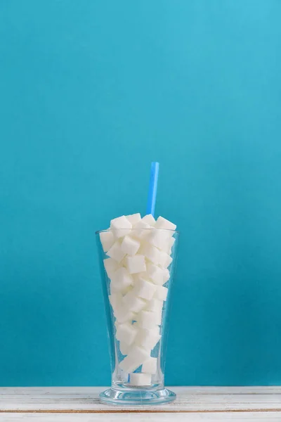 Glas Vol Suikerklontjes Met Drankje Stro Blauwe Achtergrond Ongezond Dieet — Stockfoto