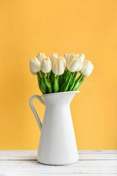 Ramo Tulipanes Blancos Jarra Esmaltada Blanca Sobre Fondo Amarillo — Foto de Stock