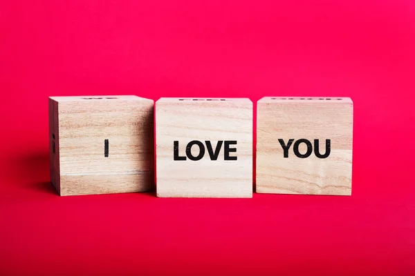 Messaggio Amo Ortografato Blocchi Legno Sfondo Rosa — Foto Stock