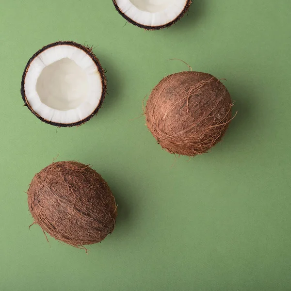 Tropischen Abstrakten Hintergrund Kokosnüsse Auf Grünem Hintergrund Ansicht Von Oben — Stockfoto