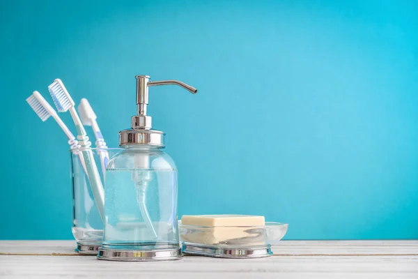 Set Baño Con Cepillos Dientes Jabón Sobre Fondo Azul —  Fotos de Stock