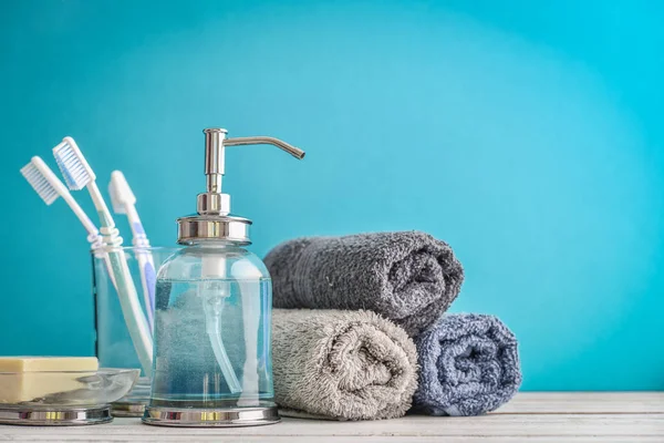 歯ブラシ タオル 青の背景に石鹸とバスルーム セット — ストック写真