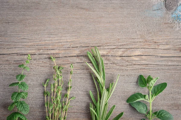 Fresh Rosemary Oregano Thyme Peppermint Wooden Background — Stock Photo, Image