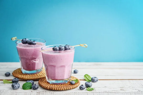 Smoothie Mirtilo Vidro Com Bagas Frescas Hortelã Fundo Azul — Fotografia de Stock