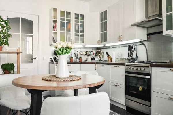 Tulpenstrauß Innenraum Der Küche Skandinavischen Stil Mit Weißen Möbeln Und — Stockfoto