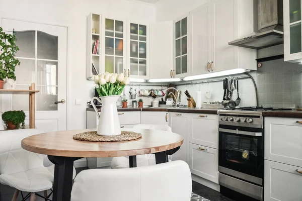 Bouquet Tulipes Intérieur Cuisine Style Scandinave Avec Mobilier Blanc Table — Photo