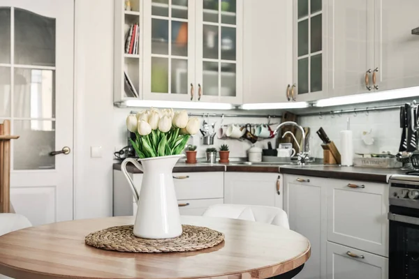 Bouquet Tulipes Intérieur Cuisine Style Scandinave Avec Mobilier Blanc Table — Photo