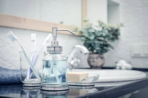 Fürdőszobai Készlet Üvegből Készült Folyékony Szappanadagolóval Fogkefével Törölközővel Szappannal Fürdőszobában — Stock Fotó